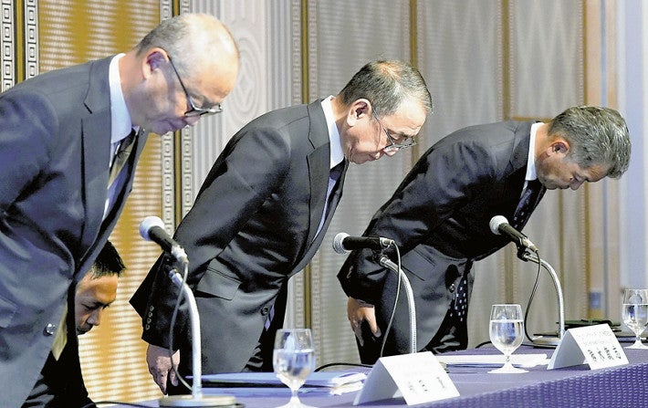 記者会見の冒頭に一礼するアサヒＧＨＤの勝木敦志社長（中央）（２７日、東京都千代田区で）＝沼田光太郎撮影